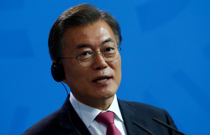 © Reuters. South Korean President Moon Jae-in attends news conference in Berlin