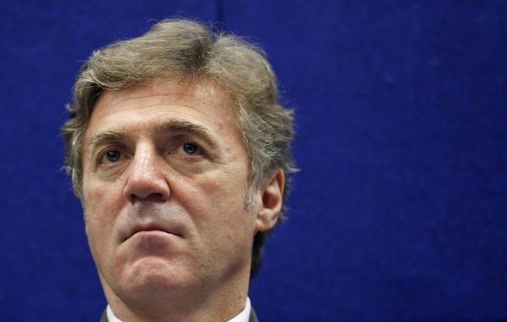 © Reuters. Telecom Italia Chief Executive Officer Flavio Cattaneo looks on during a meeting in Rome