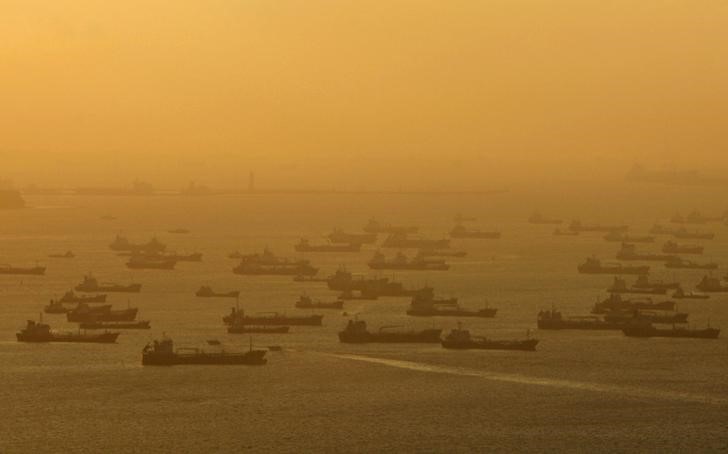 © Reuters. Нефтяные танкеры у берегов Сингапура