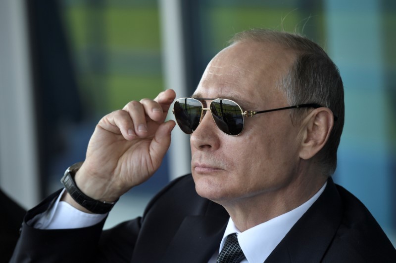 © Reuters. Russian President Vladimir Putin watches a display during the MAKS 2017 air show in Zhukovsky