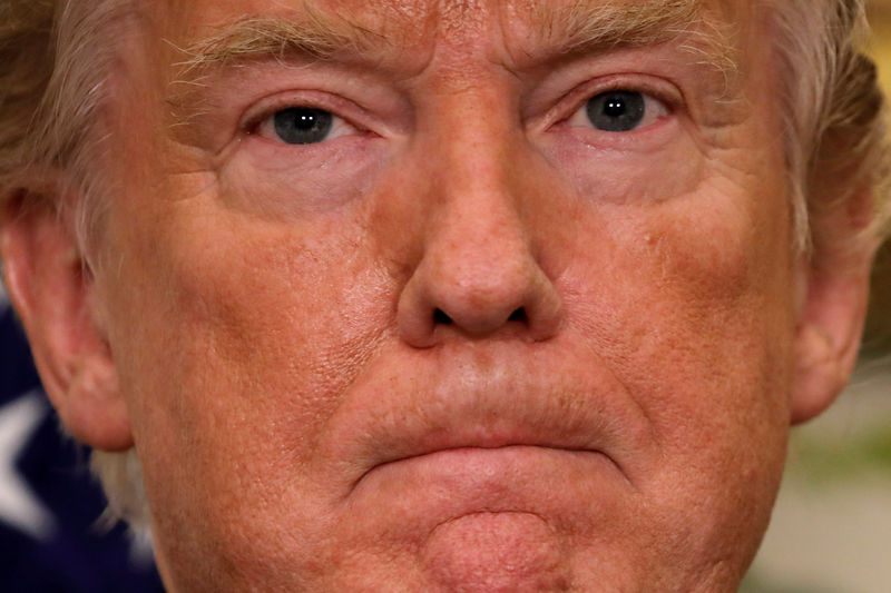 © Reuters. U.S. President Trump attends a "Made in America" event on pharmaceutical glass manufacturing at the Roosevelt Room of the White House in Washington