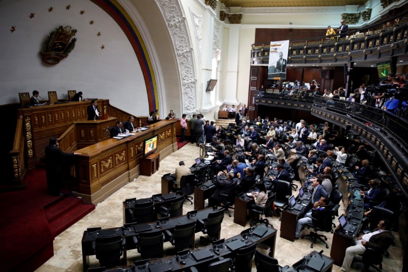 © Reuters. Deputados da Assembleia Nacional da Venezuela durante sessão em Caracas