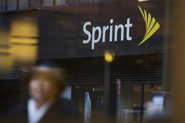 © Reuters. People walk past a Sprint store in New York