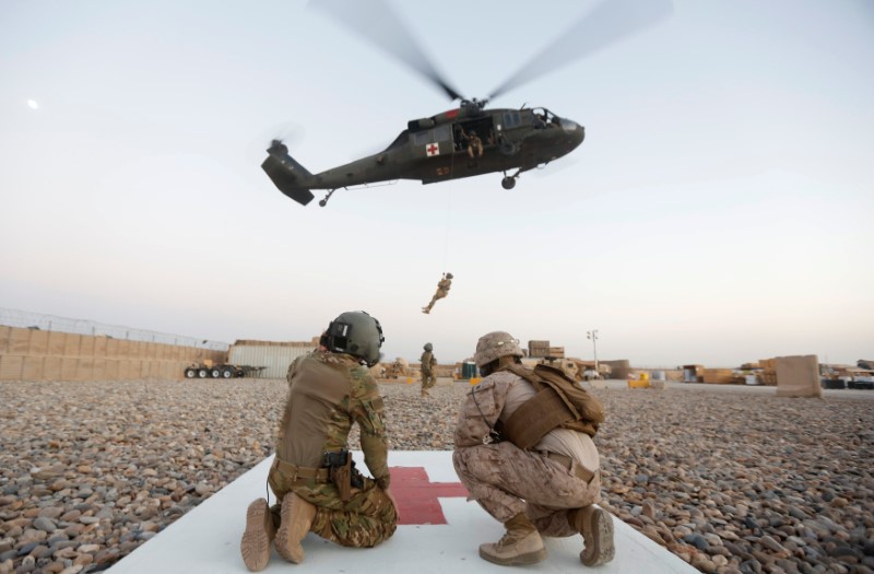 © Reuters. Soldados norte-americanos participam de exercício militar com helicóptero na província de Helmand, no Afeganistão