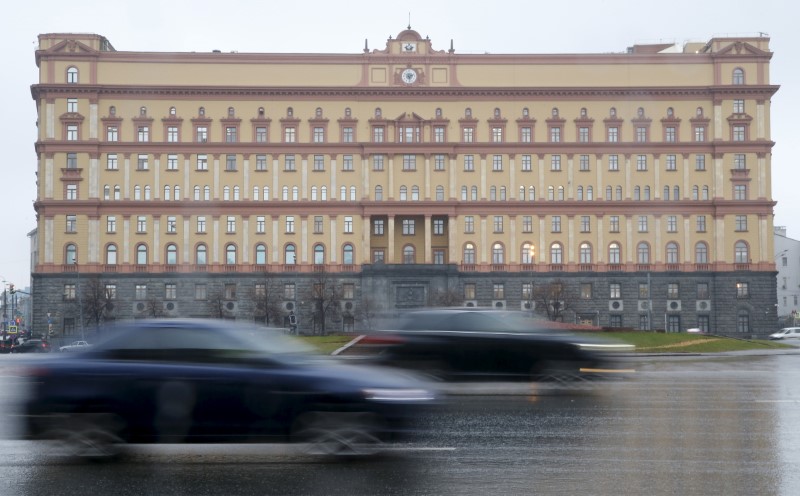 © Reuters. Машины проезжают мимо здания ФСБ в центре Москвы