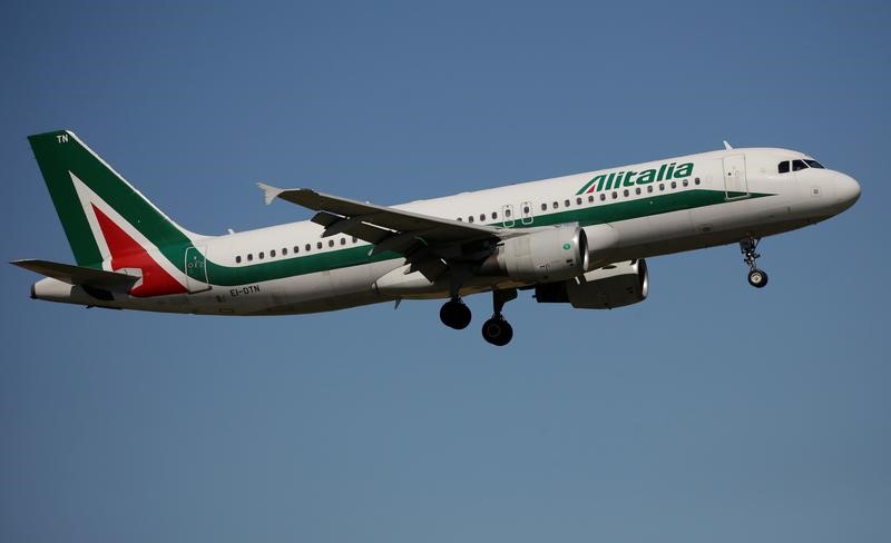 © Reuters. An airplane of Alitalia approaches to land at Fiumicino international airport in Rome