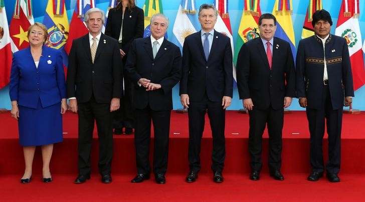 © Reuters. Presidentes Bachelet, Vazquez, Temer, Macri, Cartes e Morales posam em reunião do Mercosul em Mendoza