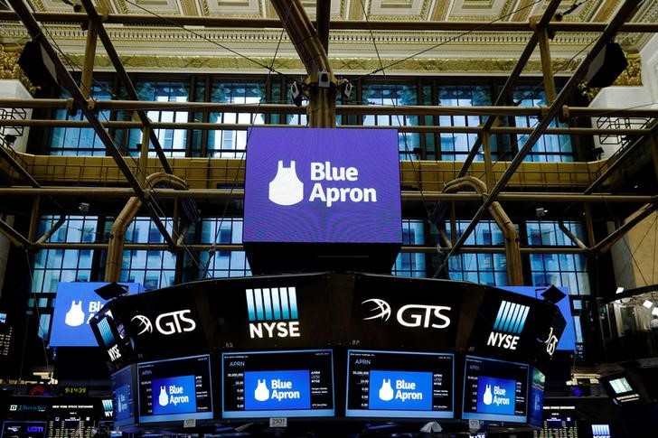 © Reuters. The logo of Blue Apron is shown on screens above the floor of the New York Stock Exchange before the company's IPO in New York