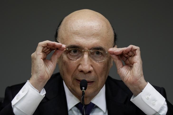 © Reuters. Brazil's Finance Minister Henrique Meirelles gestures during a news conference in Brasilia