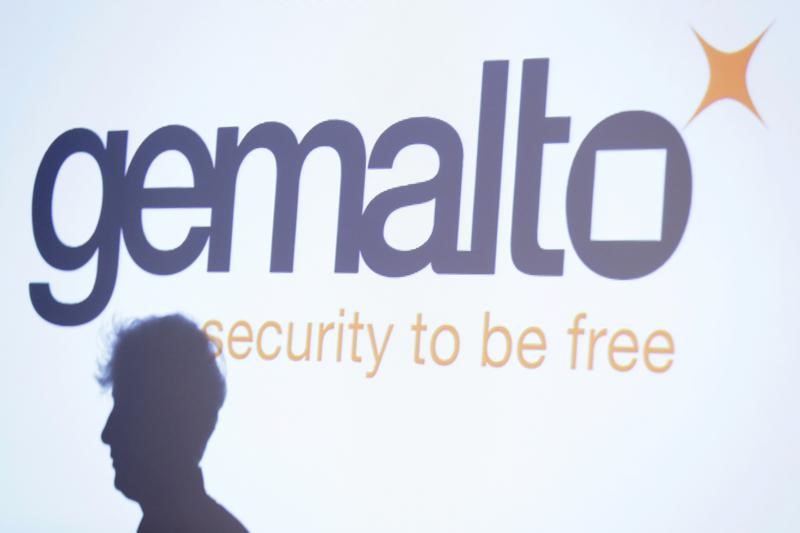 © Reuters. GEMALTO RÉDUIT ENCORE SES PRÉVISIONS