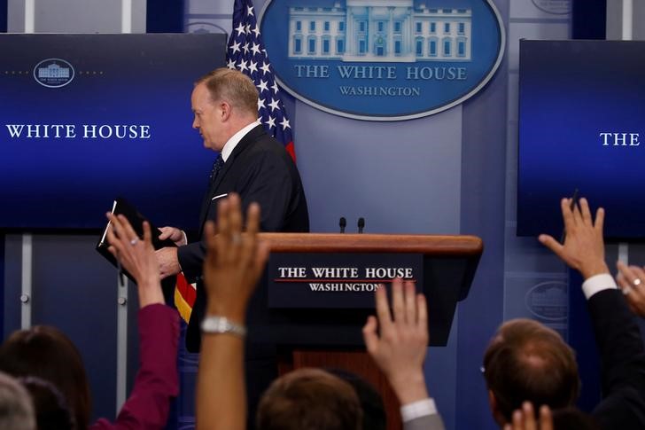 © Reuters. Spicer encerra briefing na Casa Branca