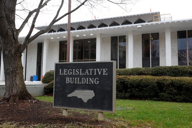 © Reuters. FILE PHOTO - North Carolina's Legislative Building in Raleigh North Carolina