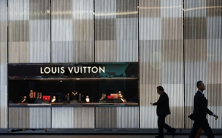© Reuters. Loja da Louis Vuitton em Pequim