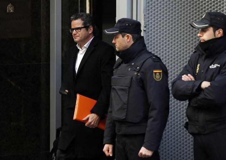 © Reuters. Javier Martin-Artajo leaves Spain's High Court in Madrid
