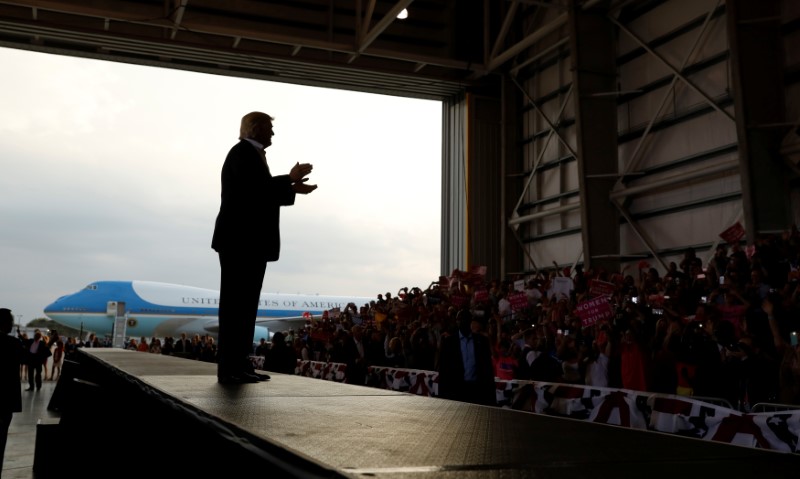 © Reuters. U.S. President Donald Trump applauds his crowd as he holds a "Make America Great Again" rally at Orlando Melbourne International Airport in Melbourne, Florida