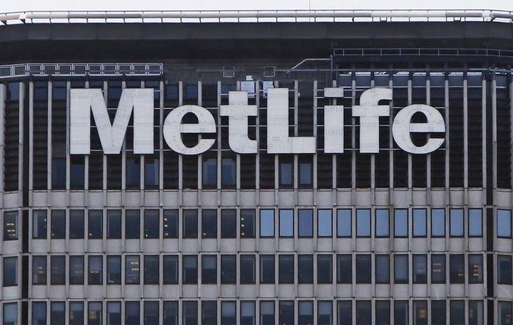 © Reuters. FILE PHOTO - The MetLife building is seen in New York