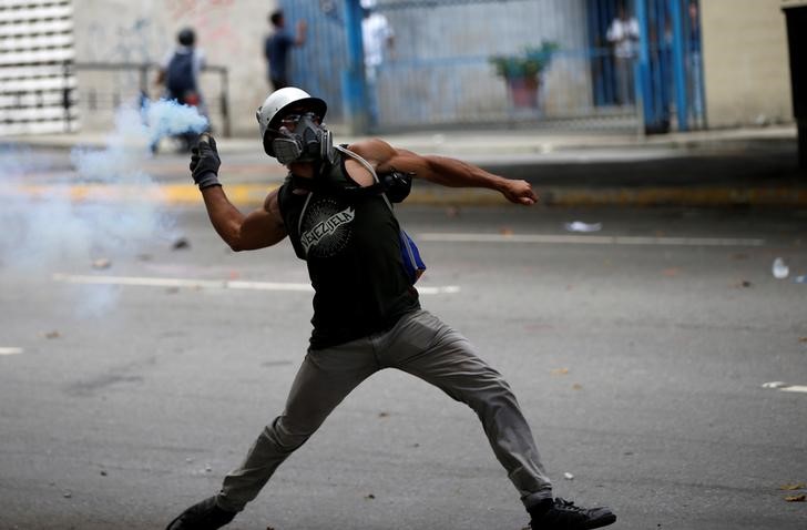 © Reuters. Manifestante durante protesto em Caracas