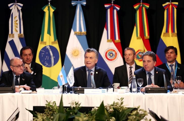 © Reuters. O presidente da Argentina, Mauricio Macri, junto ao ministro do Exterior, Jorge Faurie e o ministro da Fazenda, Nicolas Dujovne, durante sessão da cúpula do Mercosul em Mendoza, na Argentina