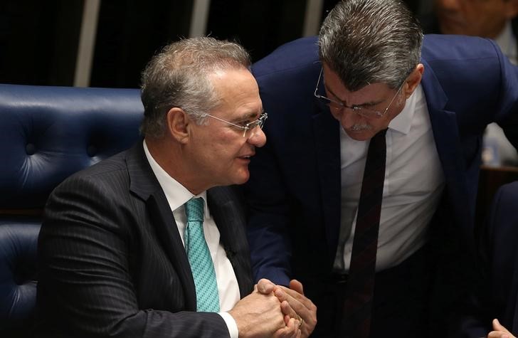 © Reuters. Senadores Renan Calheiros e Romero Jucá, do PMDB