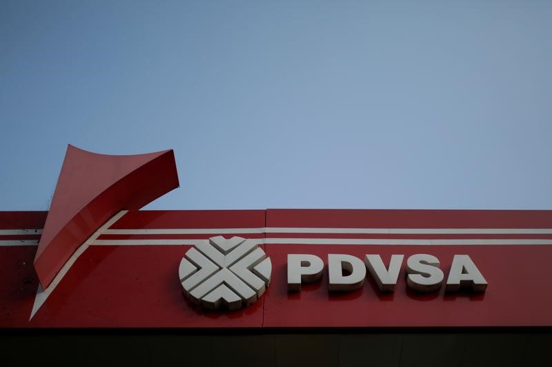 © Reuters. FILE PHOTO - The corporate logo of the state oil company PDVSA is seen at a gas station in Caracas