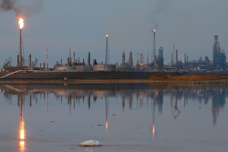 © Reuters. FILE PHOTO:  A general view of the Amuay refinery complex which belongs to the Venezuelan state oil company PDVSA in Punto Fijo