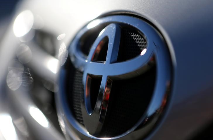 © Reuters. FILE PHOTO - The Toyota logo is seen on a car in a park lot in Sao Paulo