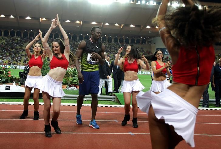 © Reuters. Foto del viernes del jamaiquino Usain Bolt bailando tras ganar la prueba de los 100 mts en la Liga de Diamante en Mónaco