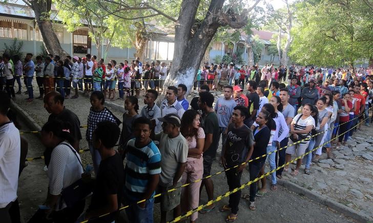© Reuters. مواطنو تيمور الشرقية يصطفون للإدلاء بأصواتهم في انتخابات برلمانية