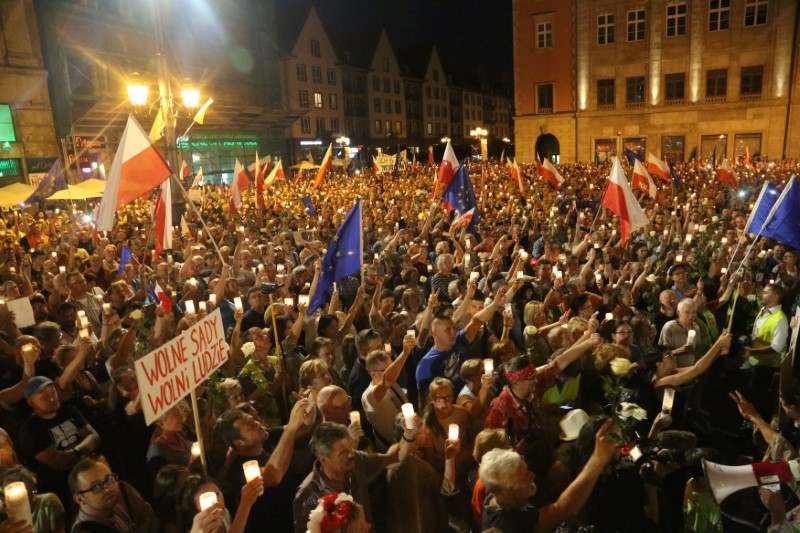 © Reuters. People attend a protest against supreme court legislation in Wroclaw