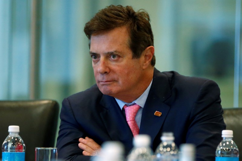 © Reuters. FILE PHOTO: Manafort of Republican presidential nominee Trump's staff listens during a round table discussion on security at Trump Tower in the Manhattan borough of New York