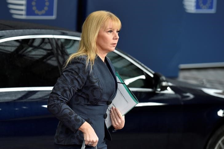 © Reuters. European Commissioner Bienkowska arrives to a meeting of EU defence ministers in Brussels