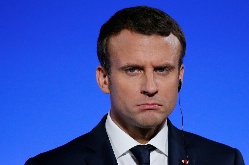 © Reuters. FILE PHOTO: French President Emmanuel Macron attends a news conference following a Franco-German joint cabinet meeting at the Elysee Palace in Paris