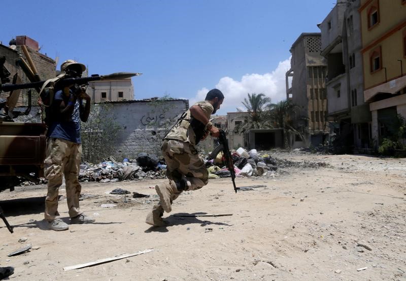 © Reuters. قوات شرق ليبيا تتقدم في آخر جيوب المقاومة في بنغازي