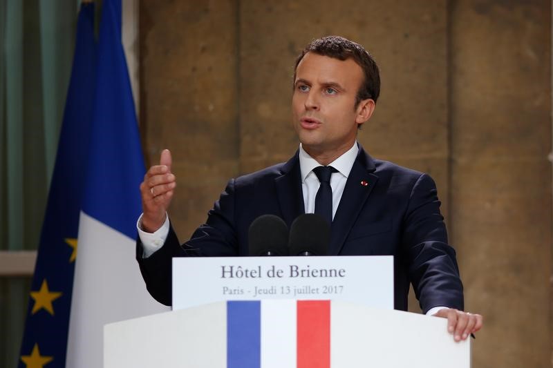 © Reuters. French President Emmanuel Macron delivers a speech during a reception in honor of the French Army forces at the Defense Ministry in Paris