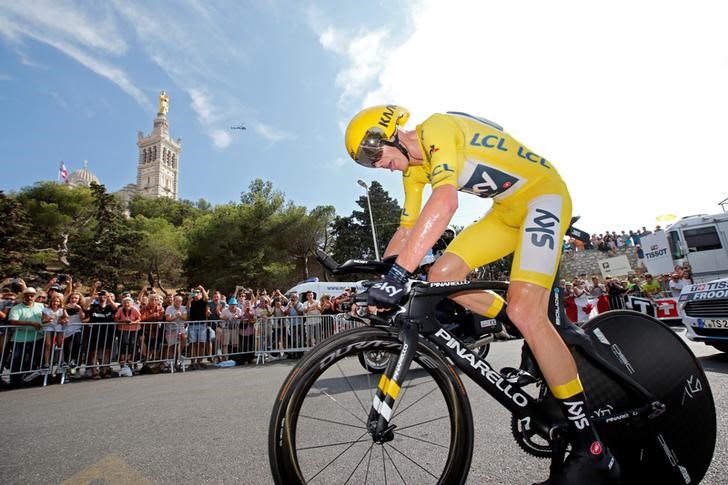 © Reuters. El ciclista británico Chris Froome, del equipo Sky, avanza en la penúltima carrera individual del Tour de Francia en Marsella