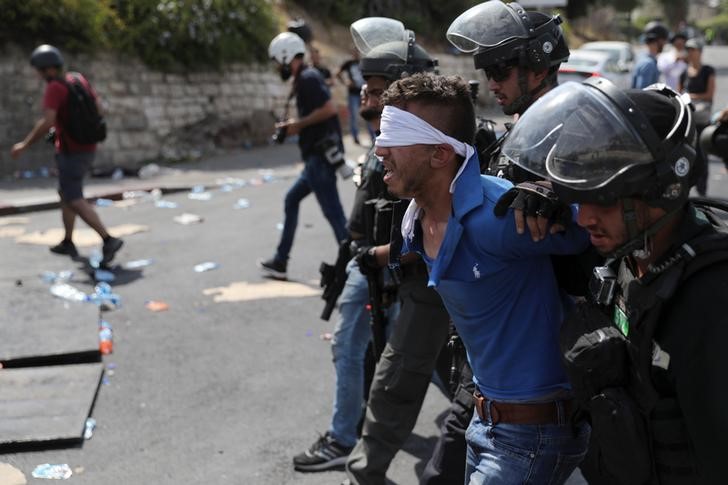 © Reuters. Israeli security forces arrest a Palestinian man following clashes outside Jerusalem's Old city