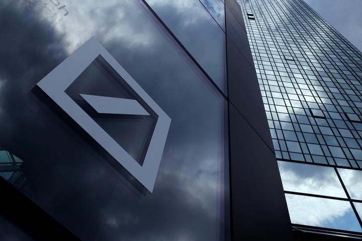 © Reuters. A Deutsche Bank logo adorns a wall at the company's headquarters in Frankfurt