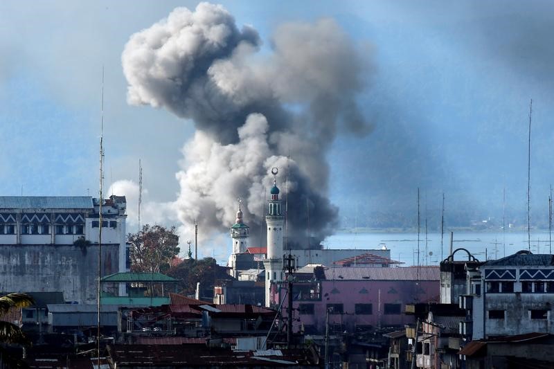 © Reuters. معركة ماراوي تدخل شهرها الثالث في حرب الفلبين مع المتطرفين