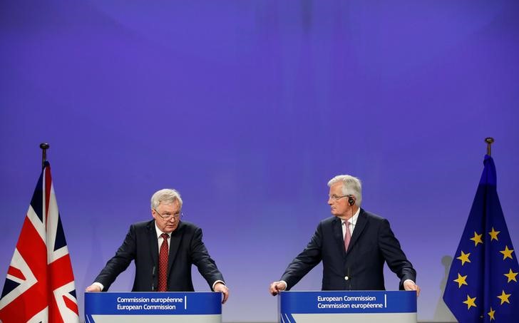 © Reuters. Britain's Secretary of State for Exiting the European Union Davis and EU's chief Brexit negotiator Barnier hold a joint news conference in Brussels