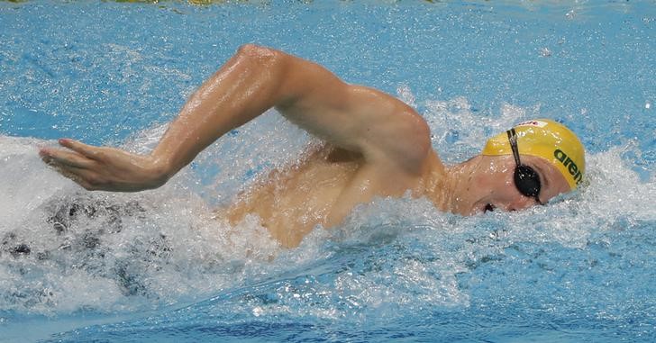 © Reuters. البطل الأولمبي هورتون يشق طريقه بصعوبة لنهائي 400 متر سباحة حرة