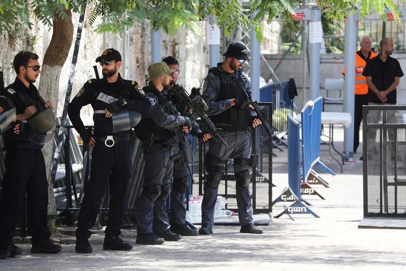 © Reuters. إسرائيل: بوابات كشف المعادن ستظل قائمة عند الحرم القدسي وقد يقل استخدامها