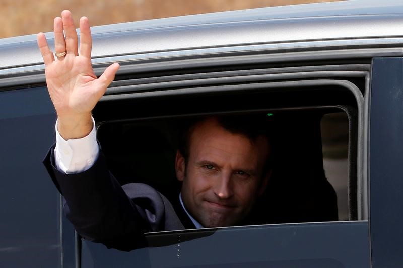 © Reuters. French President Emmanuel Macron waves as he leaves after a visit at the military base in Istres