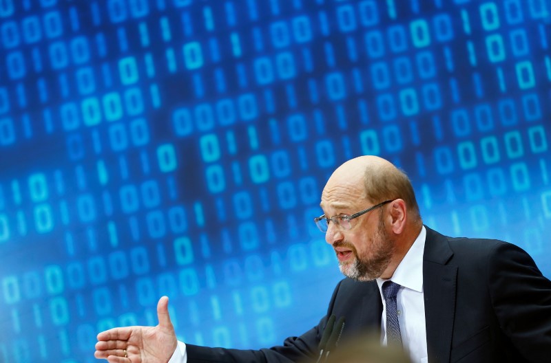 © Reuters. Germany's Social Democratic Party SPD candidate for chancellor Schulz holds a speech during an event at the SPD headquarters in Berlin