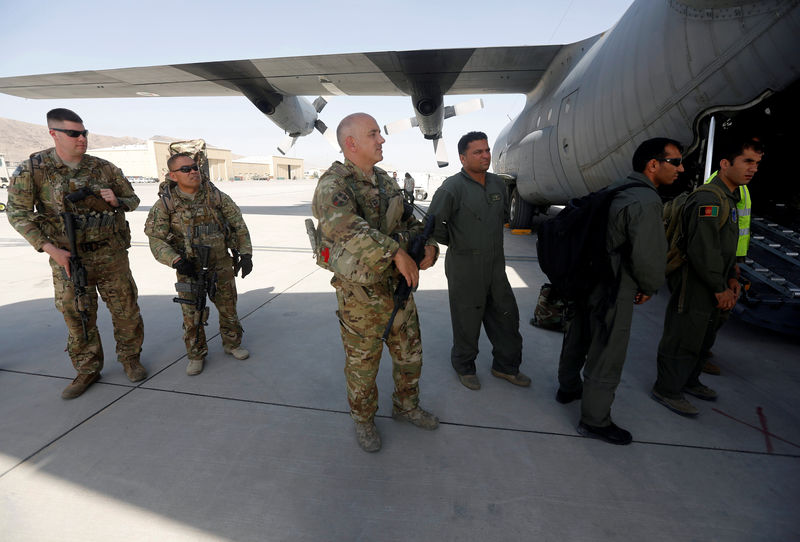 © Reuters. U.S. and Afghan air crew prepare for a flight at the Kabul military airport in Kabul