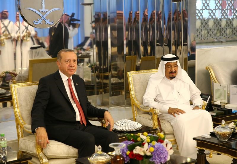 © Reuters. إردوغان يصل السعودية في مستهل جولة خليجية لبحث أزمة قطر