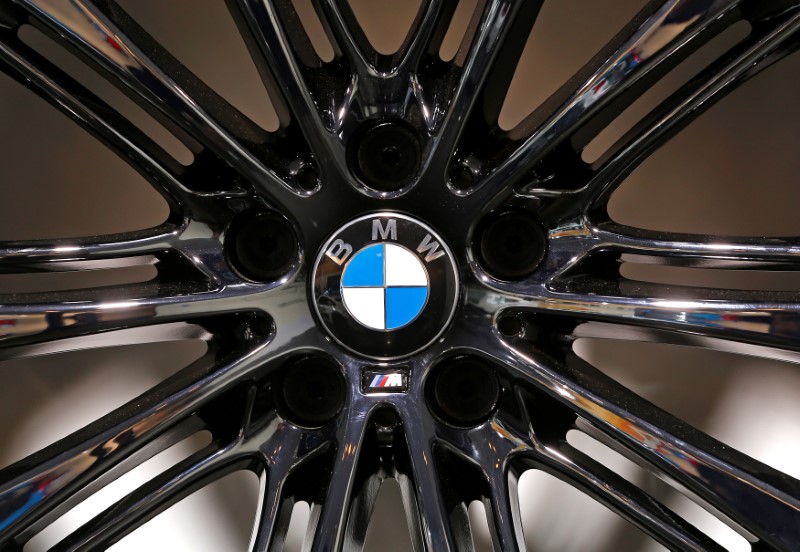 © Reuters. FILE PHOTO:  A BMW logo is seen on a wheel at the Brussels International Auto Show