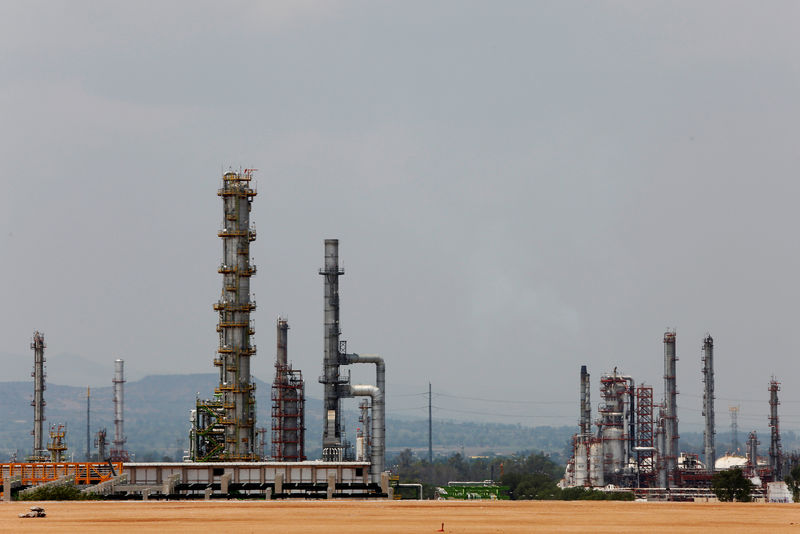 © Reuters. FILE PHOTO: General view of the Mexico's state-owned company Pemex refinery in Tula