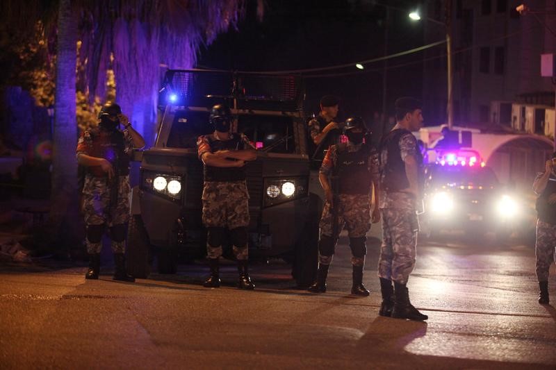 © Reuters. الشرطة: مقتل أردني وإصابة شخصين في السفارة الإسرائيلية بالأردن