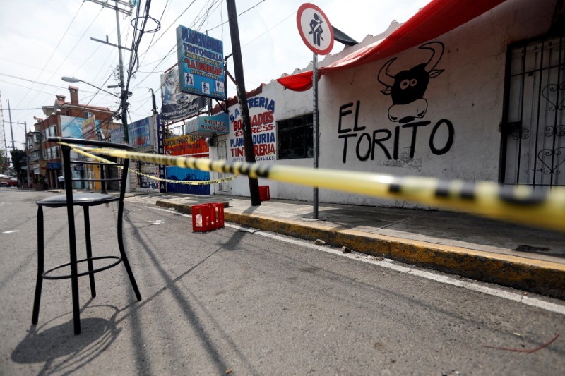 © Reuters. A view at a crime scene where unknown assailants shot and killed three people in Llano Redondo neighborhood in Mexico City