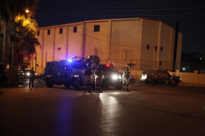 © Reuters. مصدر أمني: وفاة أردني ثان متأثرا بجروحه في إطلاق النار في السفارة الإسرائيلية بالأردن